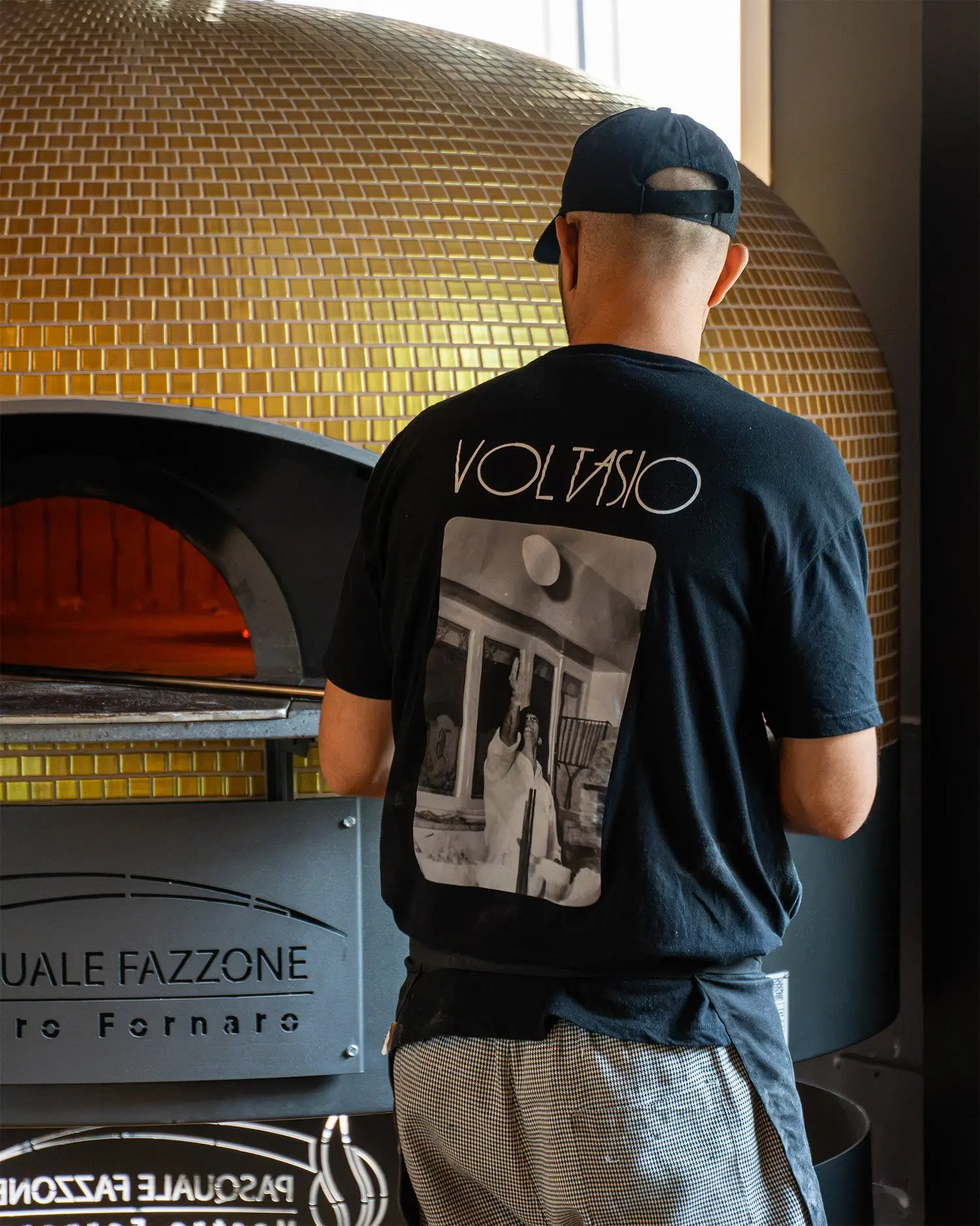 Il pizzaiolo al forno con la t-shirt Voltasio