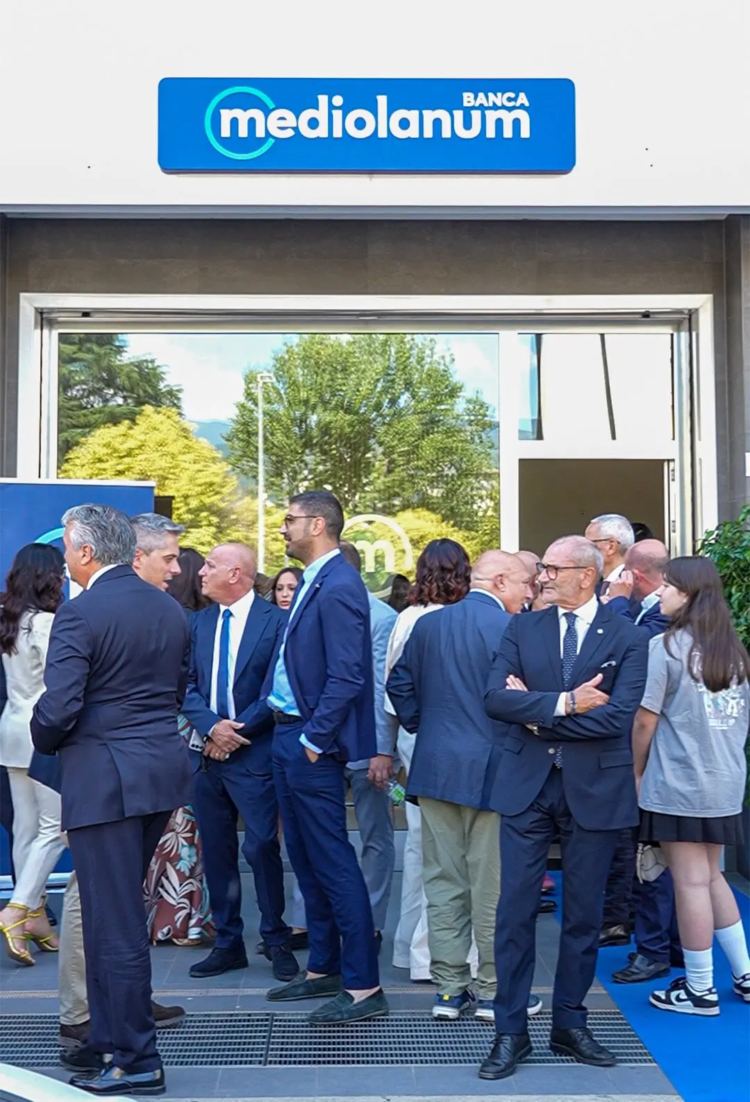 L’ingresso del punto Banca Mediolanum di Rende con l’insegna e gli ospiti dell’inaugurazione