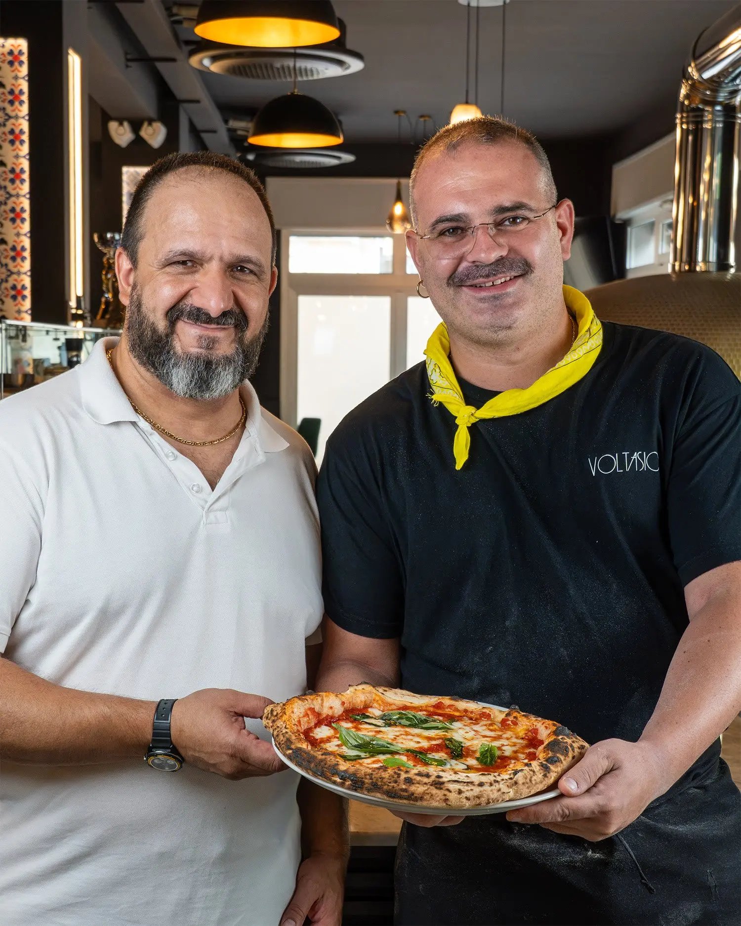 I pizzaioli di Voltasio con una margherita appena sfornata