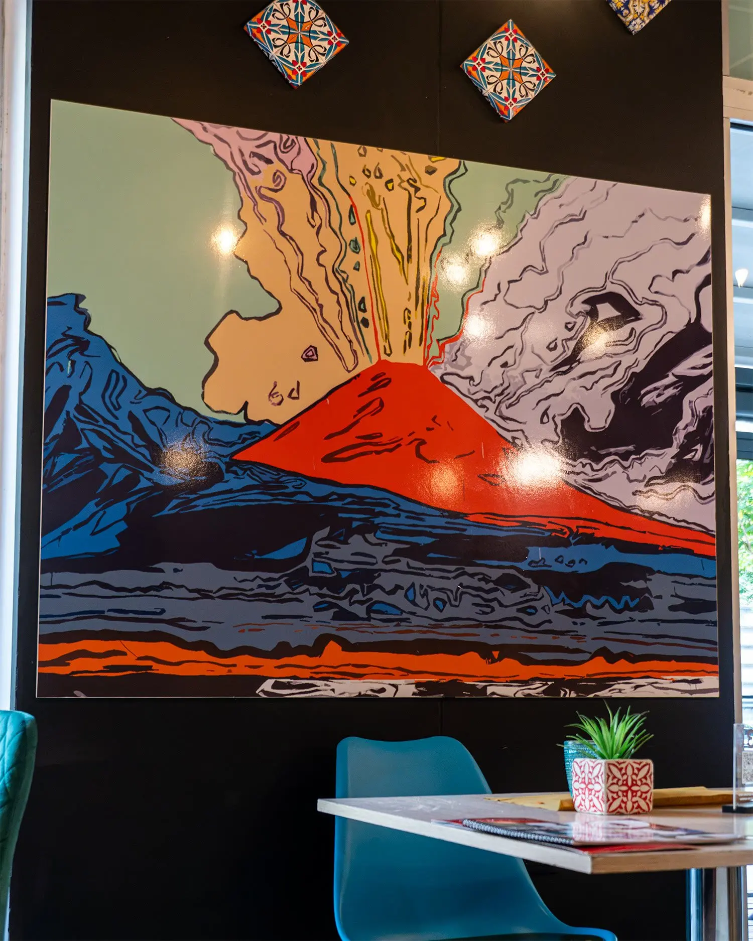 La sala di Voltasio con il murale del Vesuvio