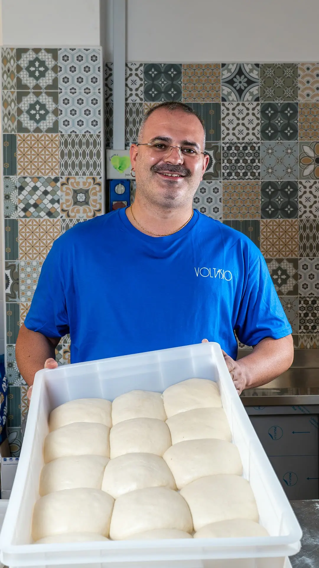 Pizzaiolo di Voltasio con la cassetta dei panetti di impasto