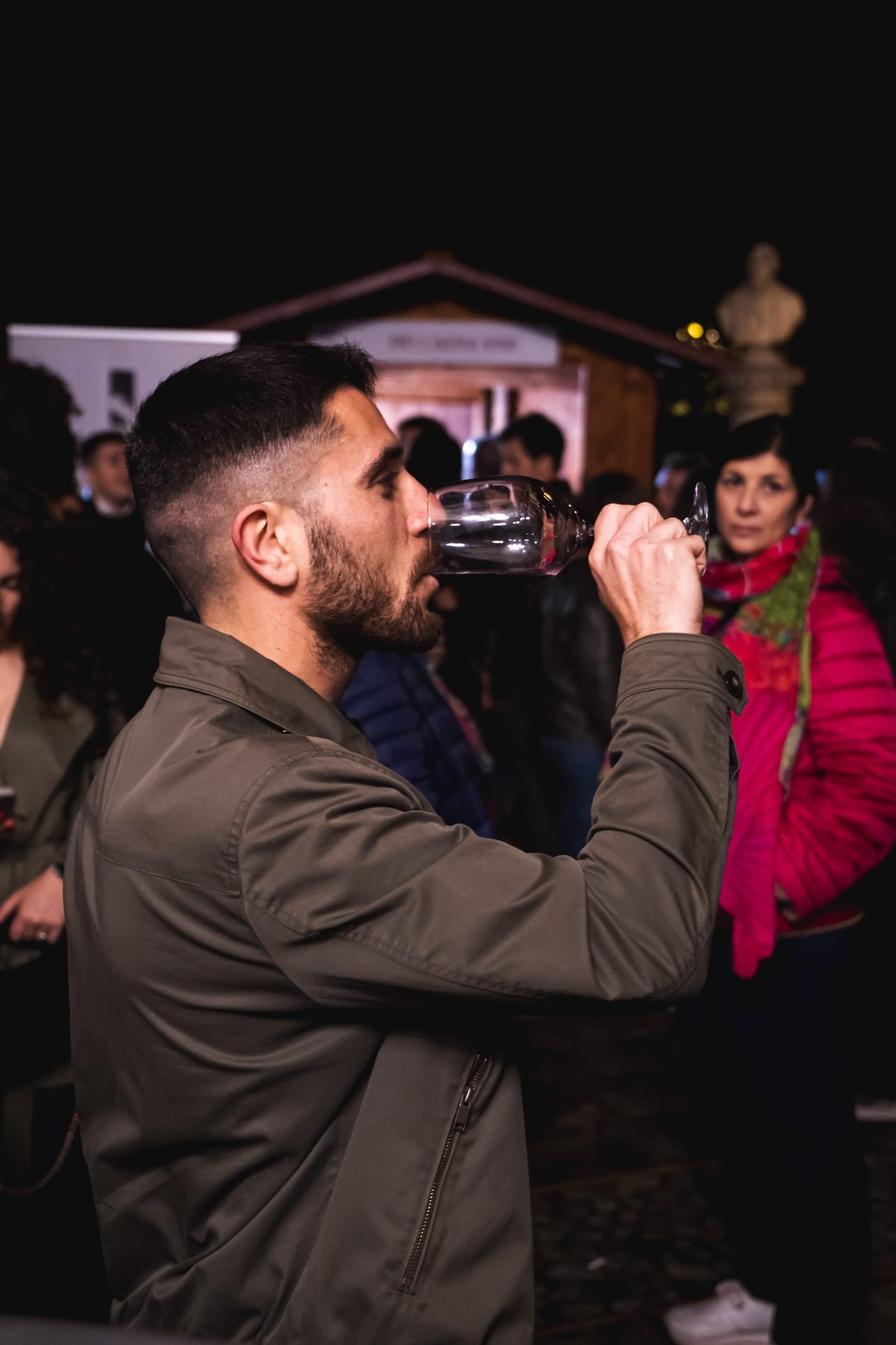 Un ospite assapora il vino